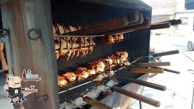 Sente em uma das mesas no Plinia Frango Na Brasa