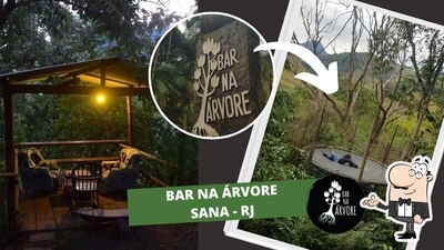 Sente em uma das mesas no Bar na Árvore