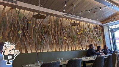 Installez-vous à l'une des tables de Le Brazza (BAR TABAC)