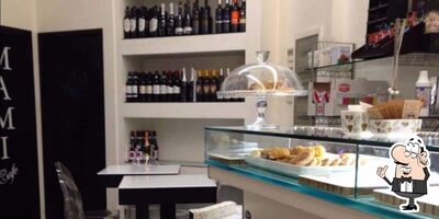 Dai un'occhiata agli interni di Mami Cafe