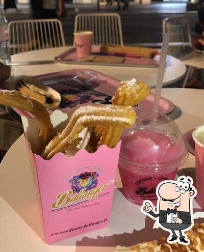 Installez-vous à l'une des tables de Ballanger Confiserie Crêperie