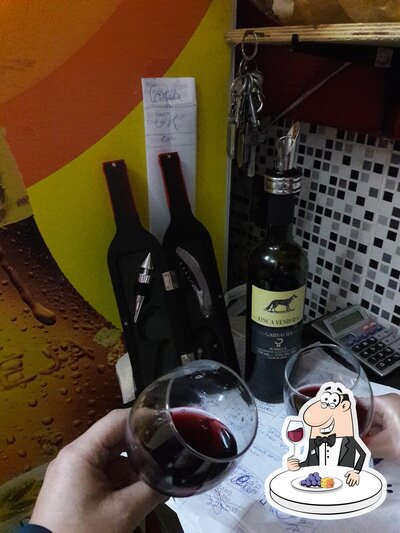 É agradável saborear uma taça de vinho no bar do juninho (Senhora das Dores)
