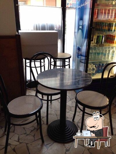 Dai un'occhiata agli interni di Bar Andrea