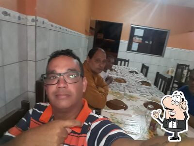 Sente em uma das mesas no Restaurante Flor do Bairro