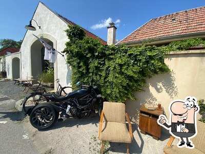 Installez-vous à l'une des tables de Wild Kitchen Modra