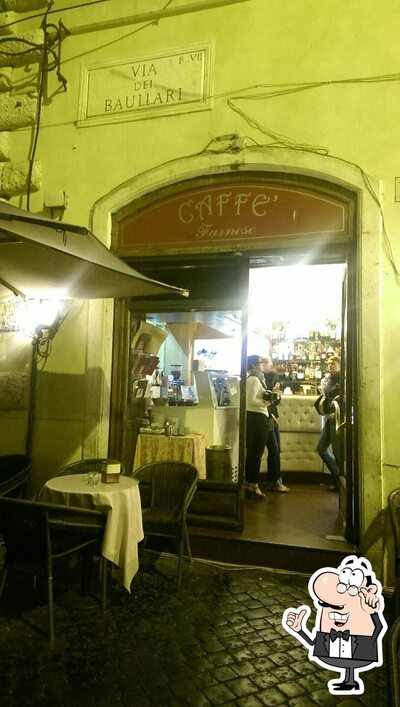 Siediti a un tavolo di Caffè Farnese