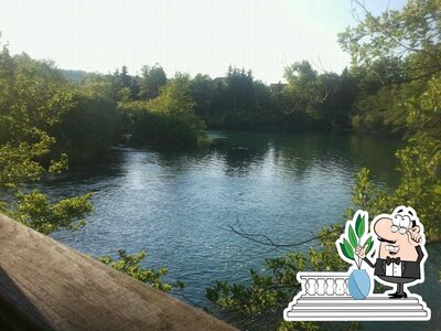 Puoi goderti l'aria fresca da seduto all'esterno di Bistro Brig