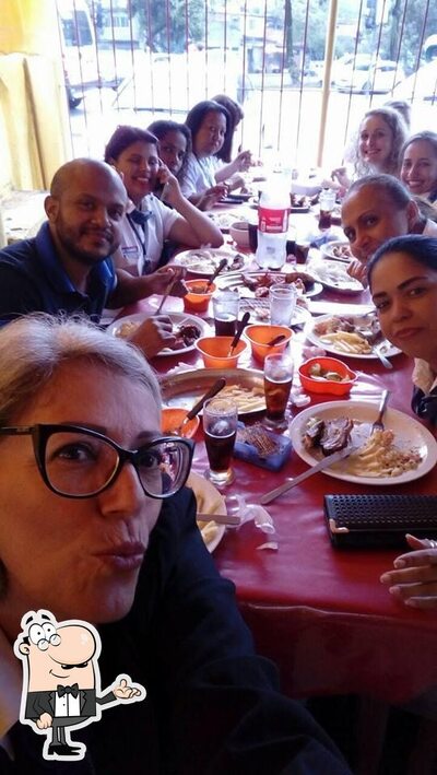 Sente em uma das mesas no Ki Frango