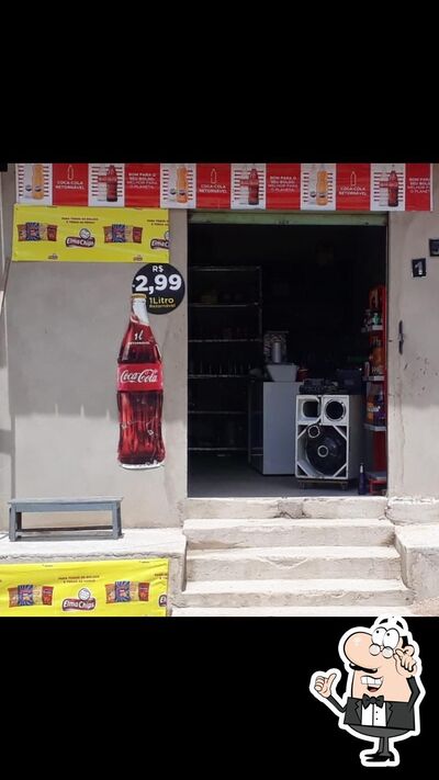 Sente em uma das mesas no CT COMERCIAL- BEBIDAS & ALIMENTOS ME