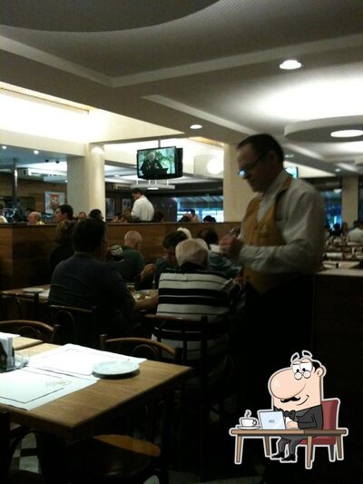 Sente em uma das mesas no Sindicato do Chopp