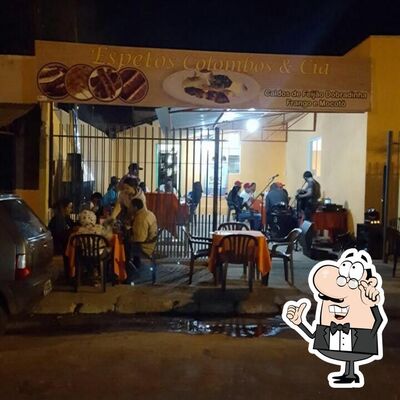 Sente em uma das mesas no Espetos Colombos & Cia