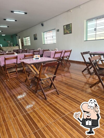 Sente em uma das mesas no Restaurante Ranchão