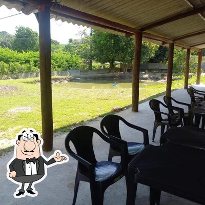 Sente em uma das mesas no Bar & Restaurante Rancho da Tilápia