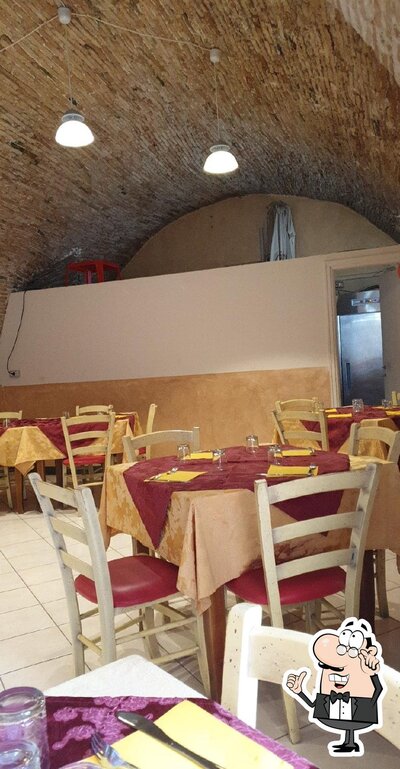 Dai un'occhiata agli interni di Speedy Pizza
