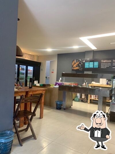 Sente em uma das mesas no Doce Mar Delicatessen