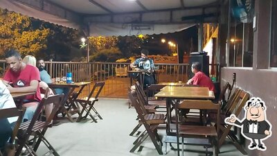 Sente em uma das mesas no Topp Chopp