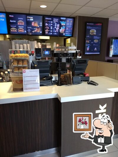 Installez-vous à l'une des tables de Burger King Rennes Centre ville