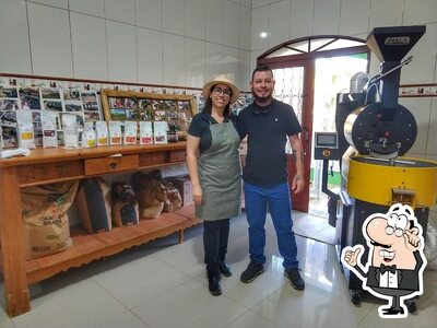 Sente em uma das mesas no Sítio São Sebastião - Café Especial