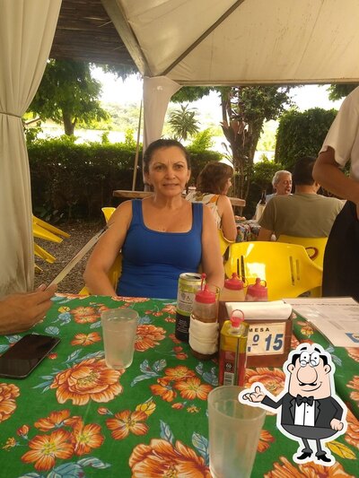 Sente em uma das mesas no Vento Ventania Restaurante -Suzana