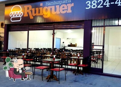 O interior do Ruiguer Hamburgueria