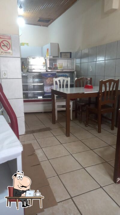 Sente em uma das mesas no Lancheria eldorado