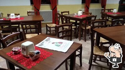 Siediti a un tavolo di DaDa Bar snc