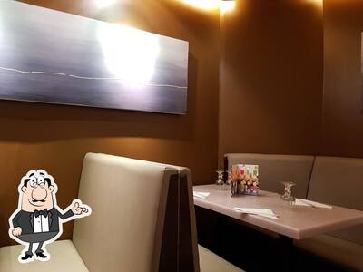 Installez-vous à l'une des tables de Toyama
