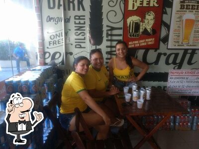 Sente em uma das mesas no Beer Center