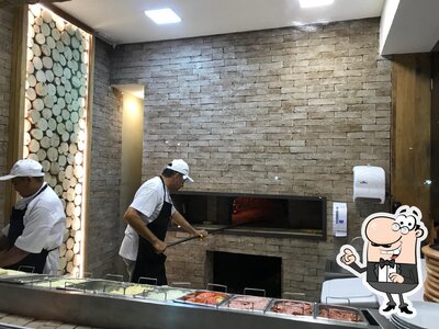 Sente em uma das mesas no Monte Verde Pizzaria