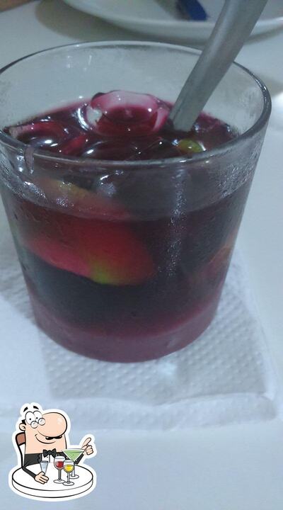 Consiga uma bebida alcoólico do menu
