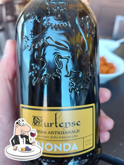 È gradevole bersi un bicchiere di vino al caffè bar Bar caffettiera
