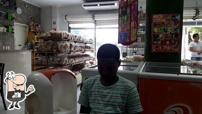 Sente em uma das mesas no Panificadora Anfer