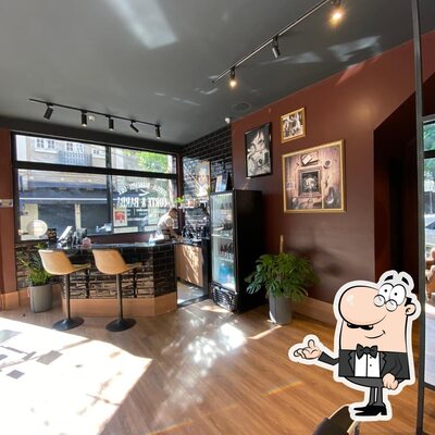 Sente em uma das mesas no Barbearia - D.O.N Barber Beer - Botafogo