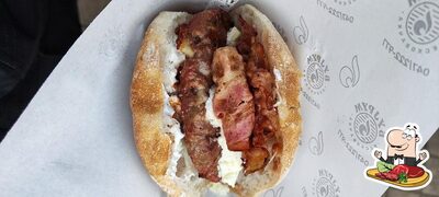 Les plats à base de viande sont disponibles à Бујрум