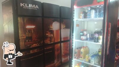 Sente em uma das mesas no Comercial PG