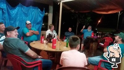 Sente em uma das mesas no Lanchonete E Mercearia Rauber