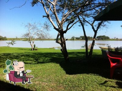 Sente em uma das mesas no Restaurante Frutos d'agua