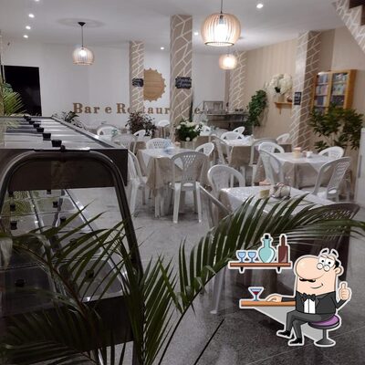 Sente em uma das mesas no Garagem bar e restaurante
