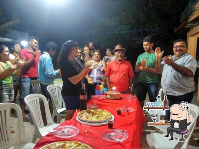 Sente em uma das mesas no Pizzaria Mistura Nossa