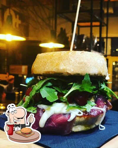 TIPICOteca Summer Edition Ercolano offre un'ampia selezione di opzioni per gli amanti dell'hamburger
