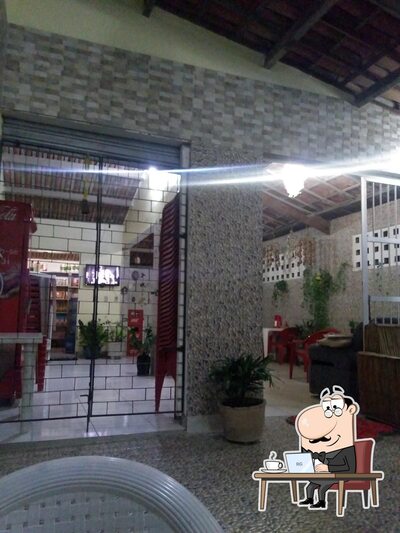 Sente em uma das mesas no Claudemir Restaurante e Pizzaria