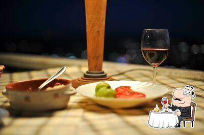 Degusta un bicchiere di vino alla fine di una lunga giornata lavorativa