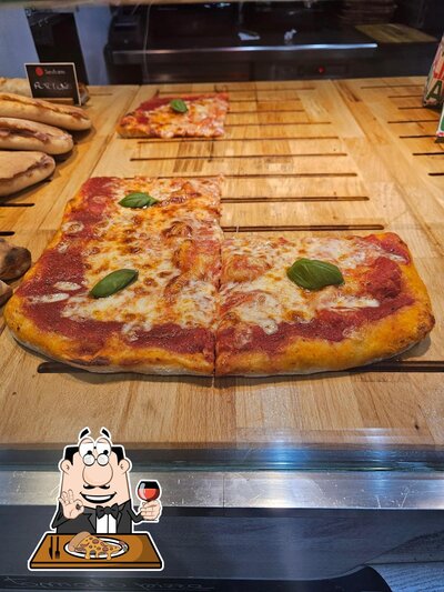 Prenditi una pizza alla pizzeria Tomato Pizza