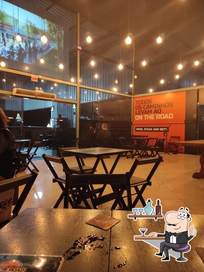 O interior do Hangar Music Bar