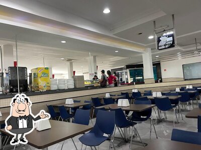 Sente em uma das mesas no O Fazendeiro ISEJIMA - Posto de serviços, Hotel e Restaurante