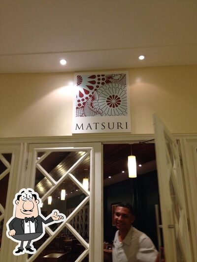 Sente em uma das mesas no Matsuri