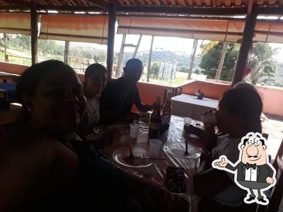 Sente em uma das mesas no Restaurante e Lanchonete Comida Mineira