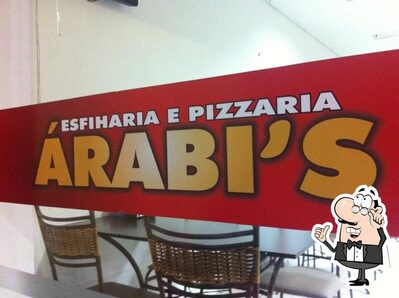 Sente em uma das mesas no Arabi'S Esfirraria e Pizzaria