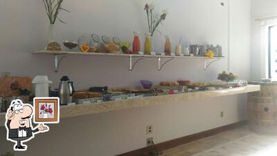 Sente em uma das mesas no Hotel Mosteiro