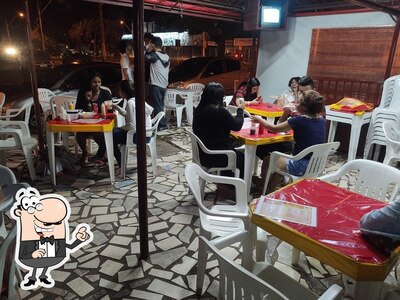 Sente em uma das mesas no Didi Lanches